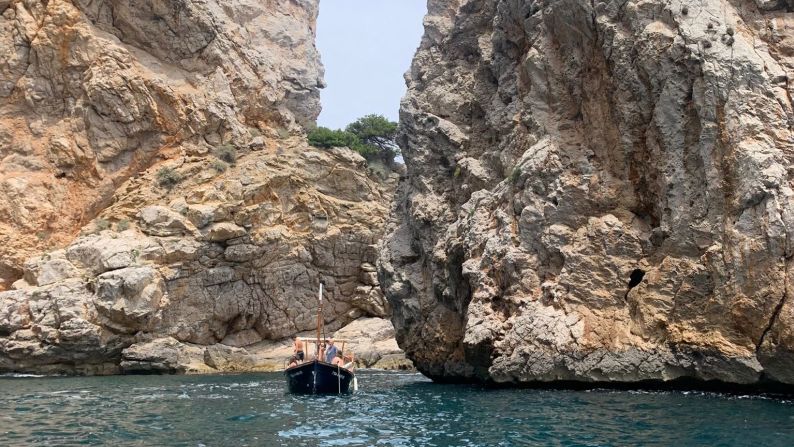 Estartit: Situado en la Costa Brava, en l'Estartit puedes hacer turismo activo en las Islas Medas, una preciosa reserva que puedes conocer en bote y realizar deportes acuáticos.