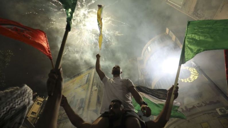 Miles de palestinos y árabes israelíes celebraron también en ciudades como Umm al-Fahm en Israel y Ramallah (foto) en la Ribera Occidental, que no está dirigida por Hamas.