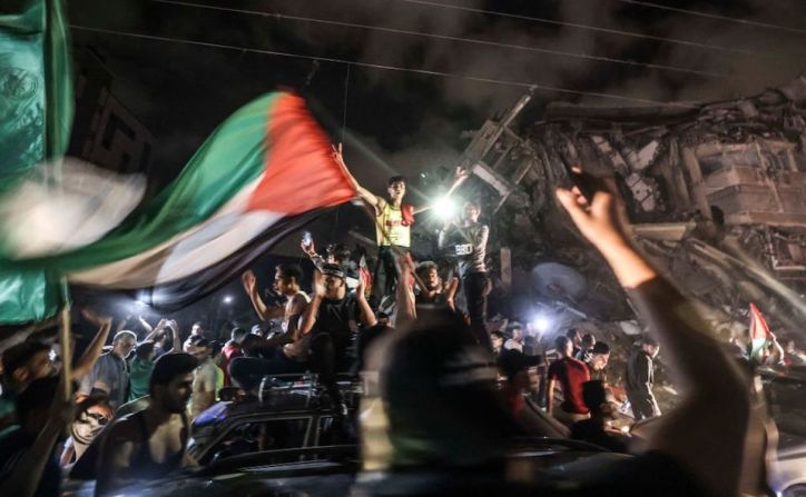 Palestinos salieron a las calles de Gaza a partir de las 2 am hora local (7pET el jueves), ondeando banderas palestinas y disparando fuegos artificiales.