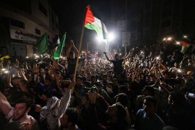 Miles de palestinos y árabes israelíes salieron a las calles el viernes en pueblos y ciudades para celebrar el cese del fuego entre Hamas e Israel después de 11 días de combates.