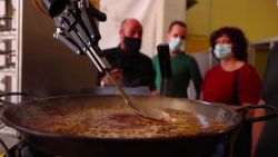 CNNE 999811 - conoce al robot que cocina paella