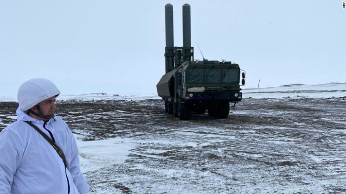 El ejército de Rusia mostró a los periodistas su sistema de misiles de defensa costera Bastion que ha colocado en el archipiélago Franz Josef Land y que, según dice, puede alcanzar barcos u objetivos terrestres a más de 320 kilómetros de la costa.