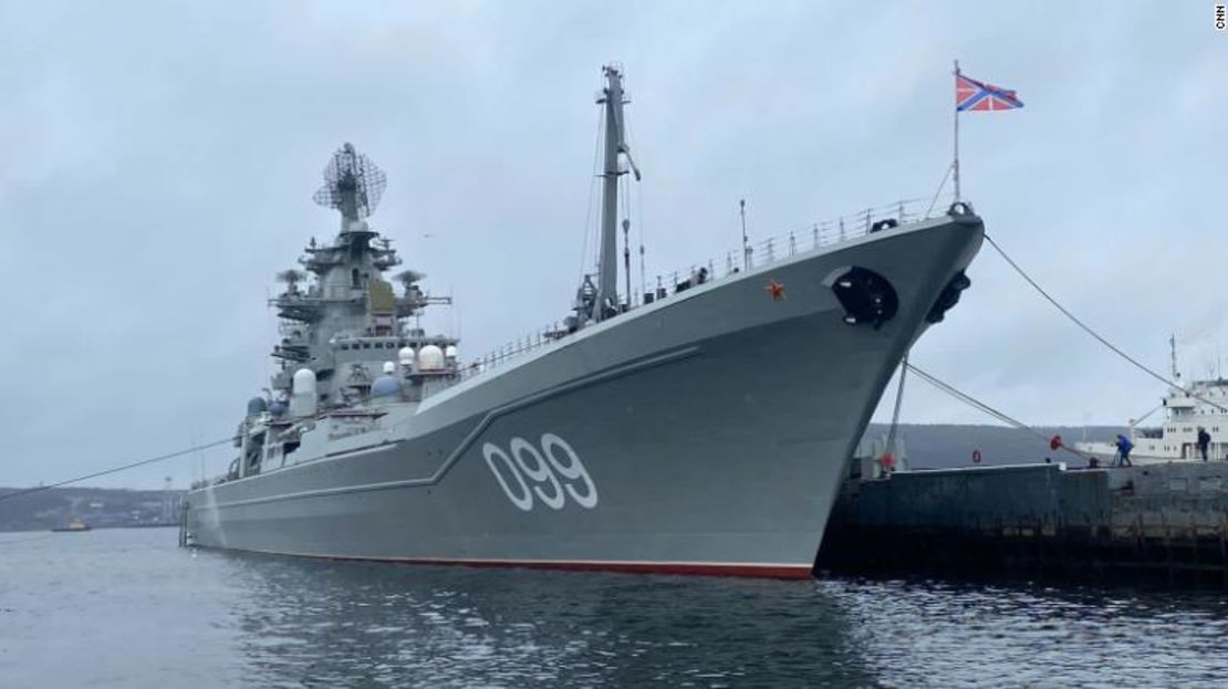 El acorazado ruso Pedro el Grande es fotografiado atracado en Severomorsk.