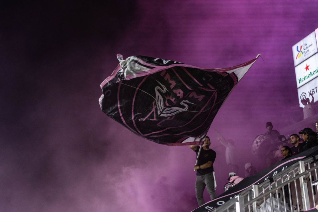 Seguidores del Inter de Miami durante la segunda mitad del partido contra los Red Bulls de Nueva York, el 31 de mayo de 2023, en el Estadio DRV PNK, Fort Lauderdale, Florida.