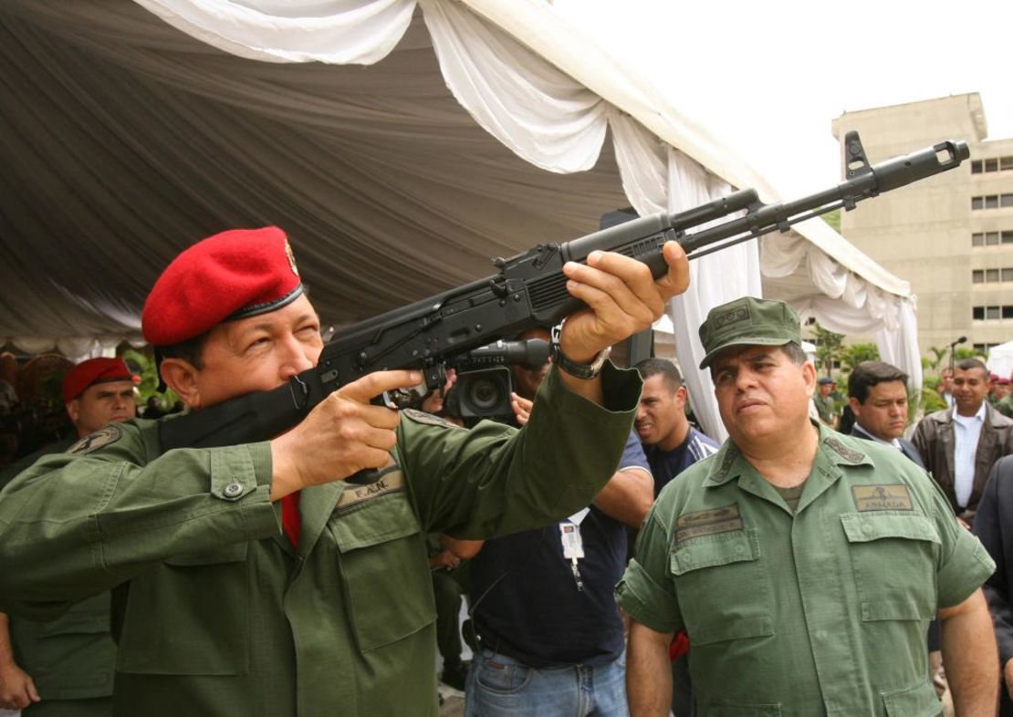 El presidente venezolano Hugo Chávez apunta con un fusil de asalto AK-103 de fabricación rusa el 14 de junio de 2006 durante una ceremonia celebrada en el Ministerio de la Defensa en Caracas.