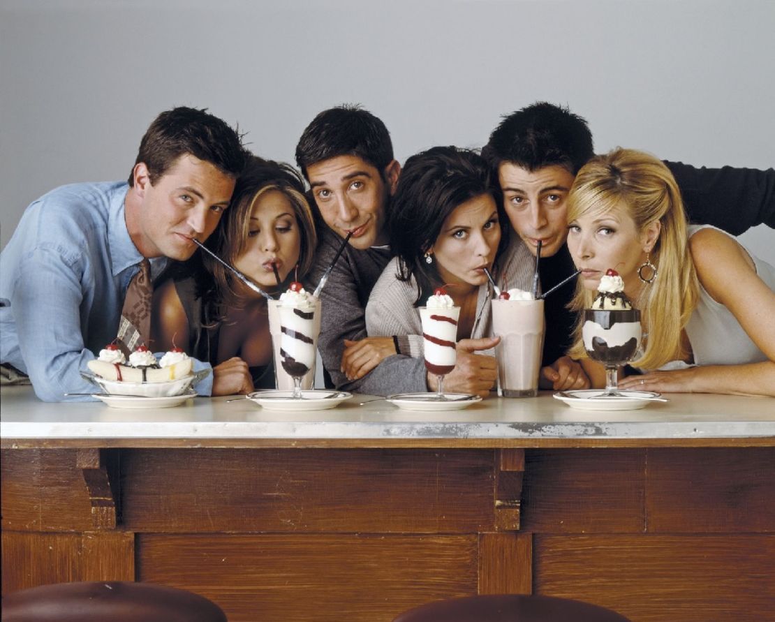 El elenco de "Friends" bebe malteadas en una icónica foto promocional.