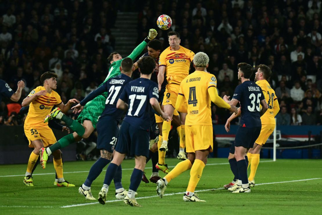 Gianluigi Donnarumma trató de cortar un tiro de esquina que por poco fue gol de Lewandowski. Crédito: MIGUEL MEDINA/AFP via Getty Images