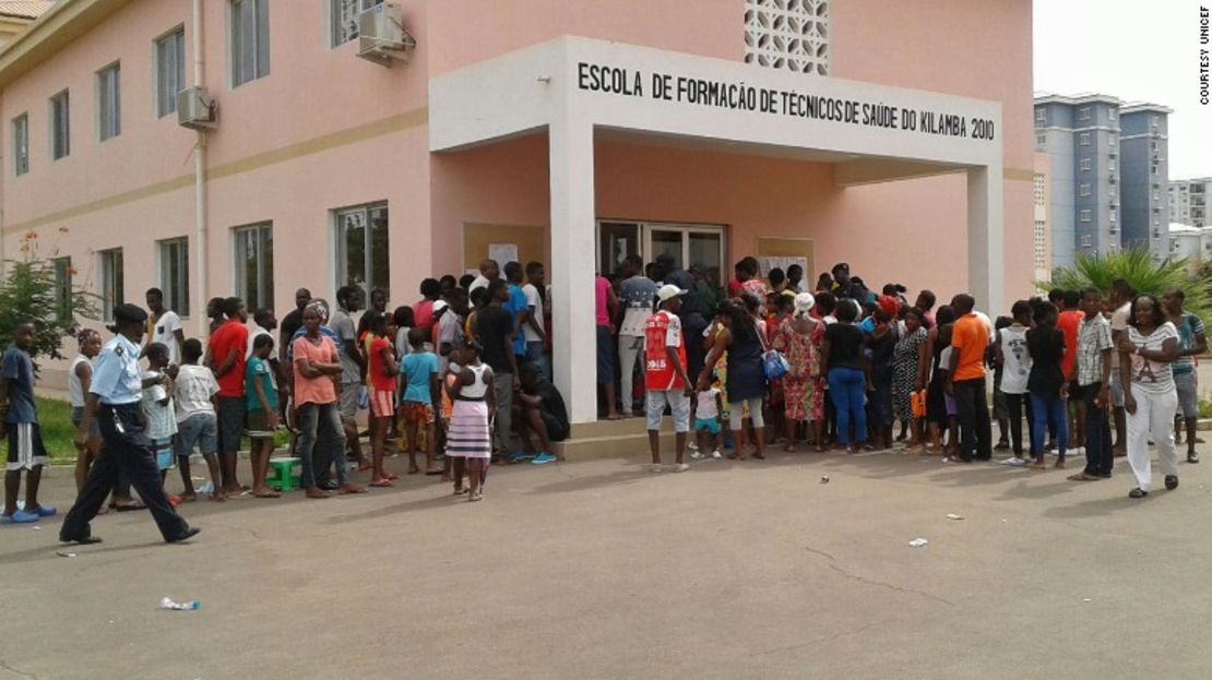 Un grupo de personas se reúne para recibir inyecciones en un puesto de vacunación durante la campaña contra la fiebre amarilla en el barrio de Kilamba, en Luanda, Angola. (Cortesía: UNICEF).