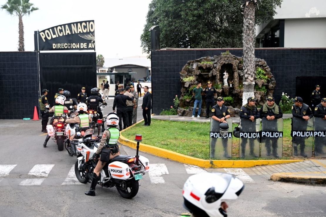 La policía peruana hace guardia afuera del Departamento de Aviación de la Policía Nacional desde donde sería trasladado el expresidente Alejandro Toledo luego de su llegada al aeropuerto internacional Jorge Chávez tras de su extradición de Estados Unidos, el 23 de abril de 2023 en Lima. Crédito: ERNESTO BENAVIDES/AFP vía Getty Images