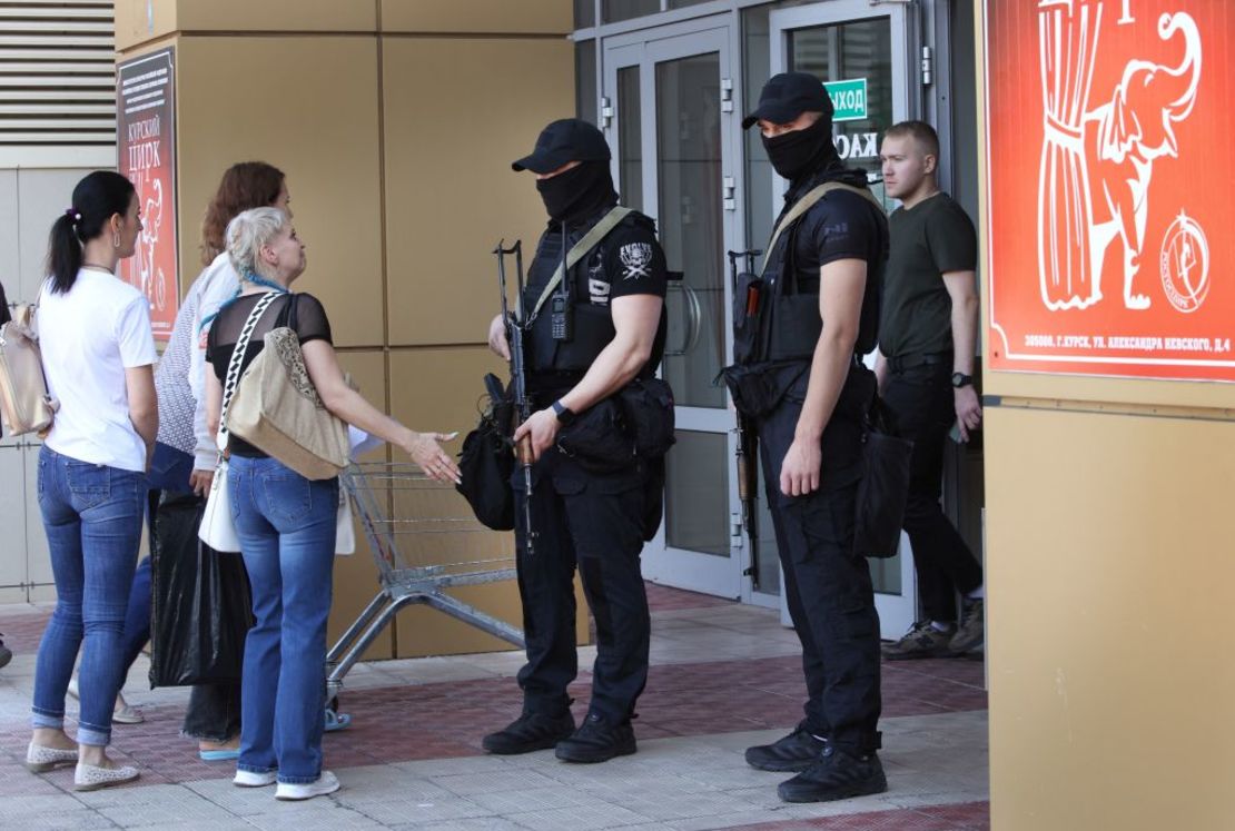 Guardias de seguridad a la entrada de un centro para desplazados y distribución de ayuda humanitaria en Kursk el 16 de agosto de 2024.