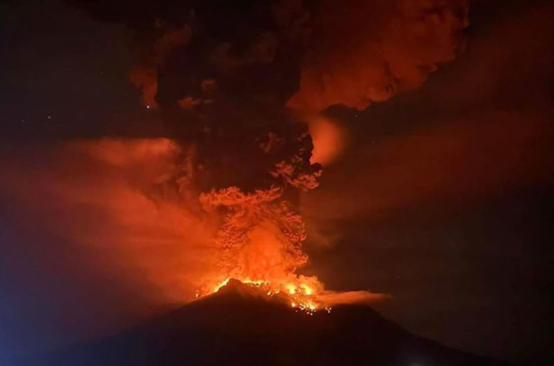 El volcán indonesio Monte Ruang entró en erupción varias veces durante la noche del 17 de abril de 2024, obligando a evacuar a cientos de personas.