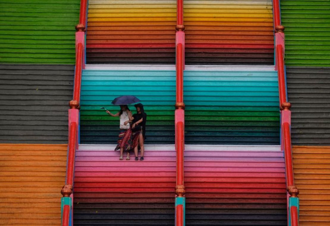 Visitantes en las escaleras que conducen al templo Sri Subramaniar Swamy de las cuevas de Batu. Mohd Samsul Mohd Said/Getty Images