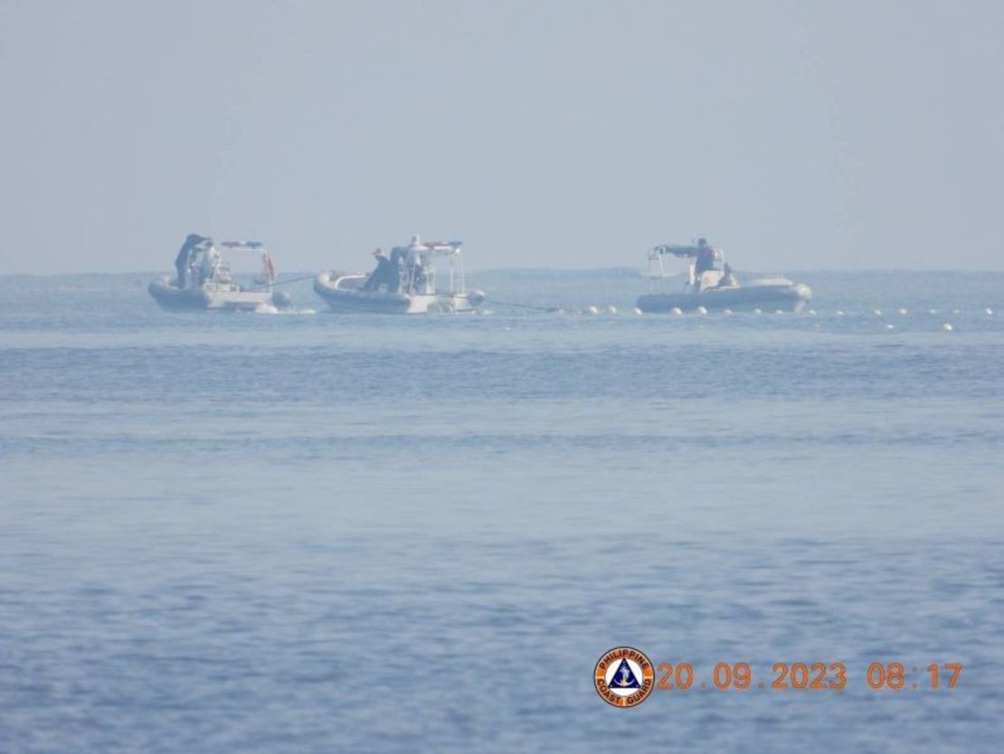 Barcos de la Guardia Costera china cerca de Scarborough Shoal en el Mar de China Meridional en septiembre, en una imagen publicada por la Guardia Costera de Filipinas.