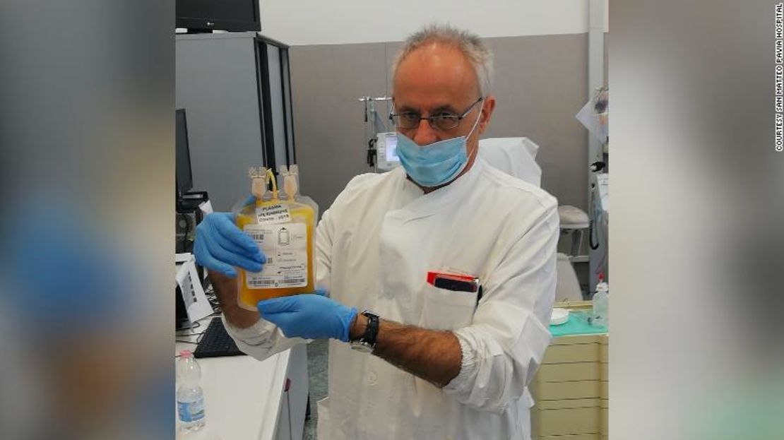 El doctor Cesare Perotti, director del servicio de immunotransfusión del San Matteo Hospital de la Universidad de Pavía, sostiene una bolsa de plasma luego de una donación.