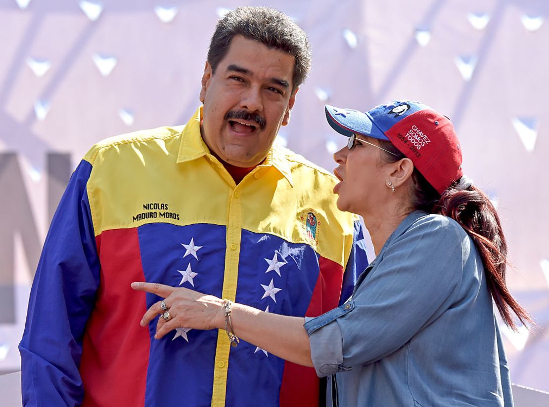 El presidente de Venezuela, Nicolás Maduro (i), conversa con su esposa Cilia Flores durante una manifestación contra la decisión de Estados Unidos de renovar las sanciones a varios altos funcionarios venezolanos, en Caracas el 12 de marzo de 2016.