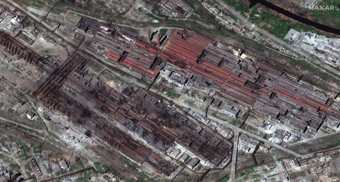 Una imagen satelital muestra una visión general de la destrucción en la planta siderúrgica de Azovstal en Mariúpol, Ucrania, el 29 de abril. (Maxar Technologies/Reuters).