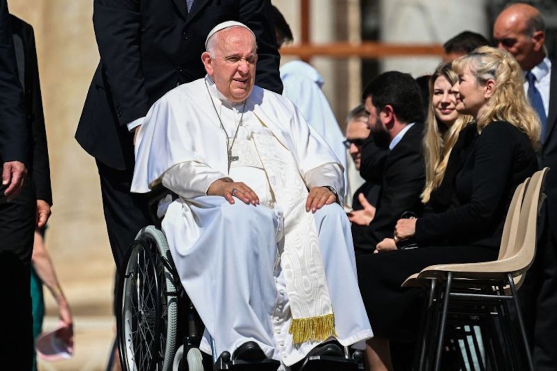 El papa Francisco, sentado en una silla de ruedas, asistió a una audiencia general semanal en el Vaticano el 7 de junio de 2023.