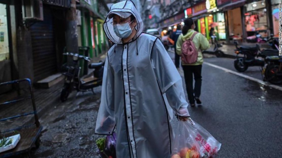 Una persona lleva una máscara facial como medida preventiva contra la propagación de covid-19 en un barrio de Wuhan el 20 de abril.