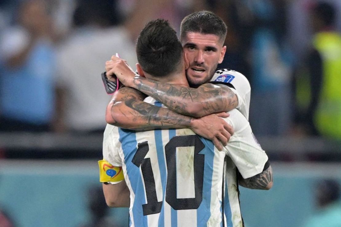 El delantero argentino Lionel Messi y el mediocampista argentino Rodrigo De Paul celebran después de ganar el partido de fútbol de octavos de final de la Copa Mundial de Qatar 2022 entre Argentina y Australia en el estadio Ahmad Bin Ali en Al-Rayyan, al oeste de Doha. 3 de diciembre de 2022.