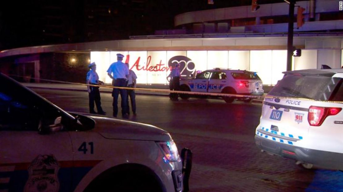 Autoridades responden a un tiroteo en la noche en el Bicentennial Park en Columbus, Ohio, el 22 de mayo.