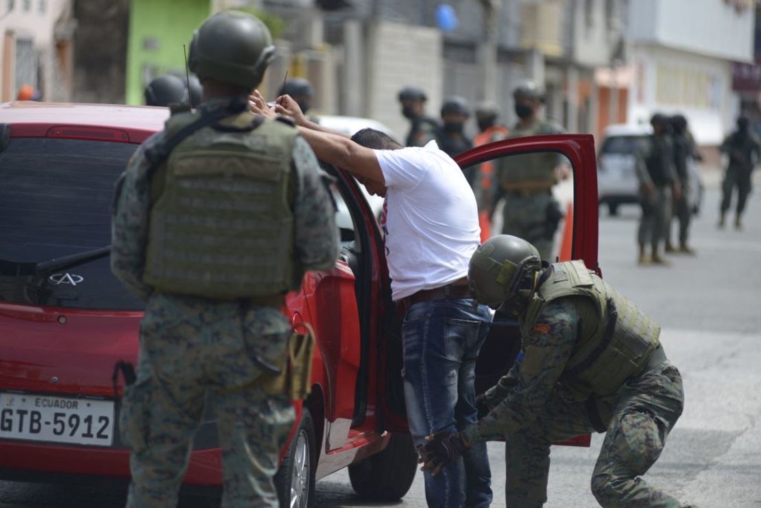 Miembros de la Infantería de Marina realizan operaciones de seguridad en el sur de Guayaquil, Ecuador, el 19 de octubre de 2021.