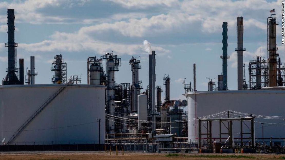 Tanques de almacenamiento de petróleo en Artesia, Nuevo México.