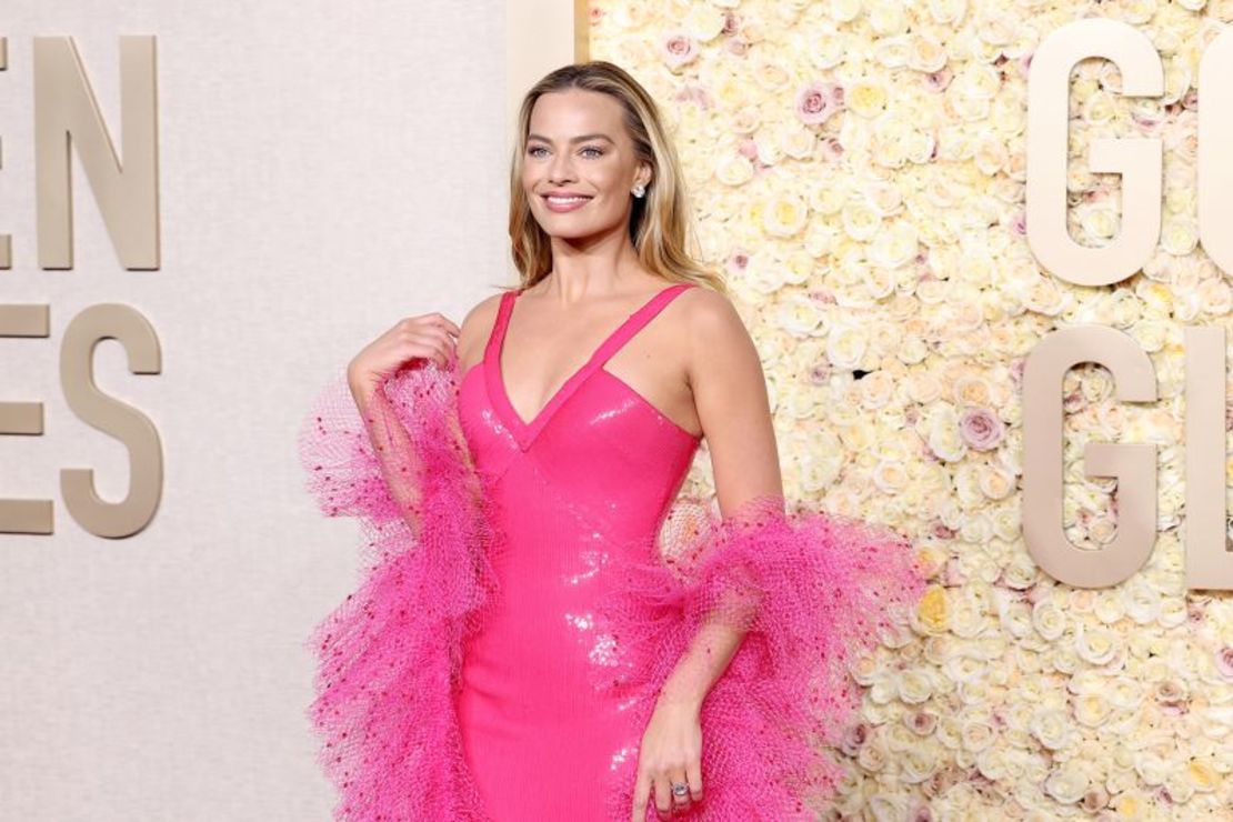 Margot Robbie asiste a la 81ª edición de los Globos de Oro en el Beverly Hilton. Mónica Schipper/GA/The Hollywood Reporter/Getty Images