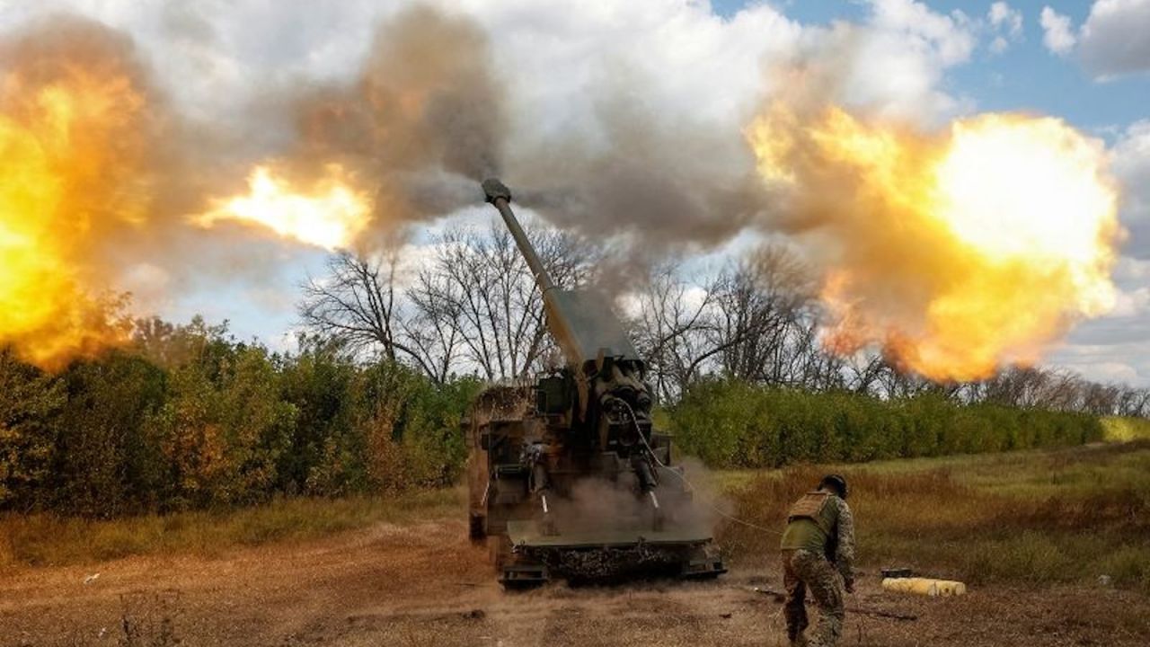 Un militar ucraniano dispara un obús autopropulsado Bohdana 2S22 hacia las tropas rusas en una posición en la región de Donetsk en Ucrania el 13 de septiembre.