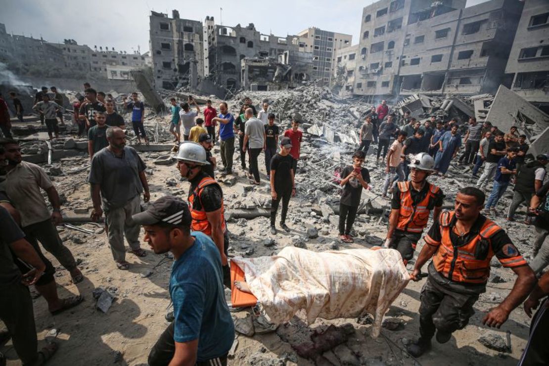 Palestinos transportan un cadáver tras los ataques aéreos israelíes contra la mezquita de al-Susi, en Gaza, este lunes.