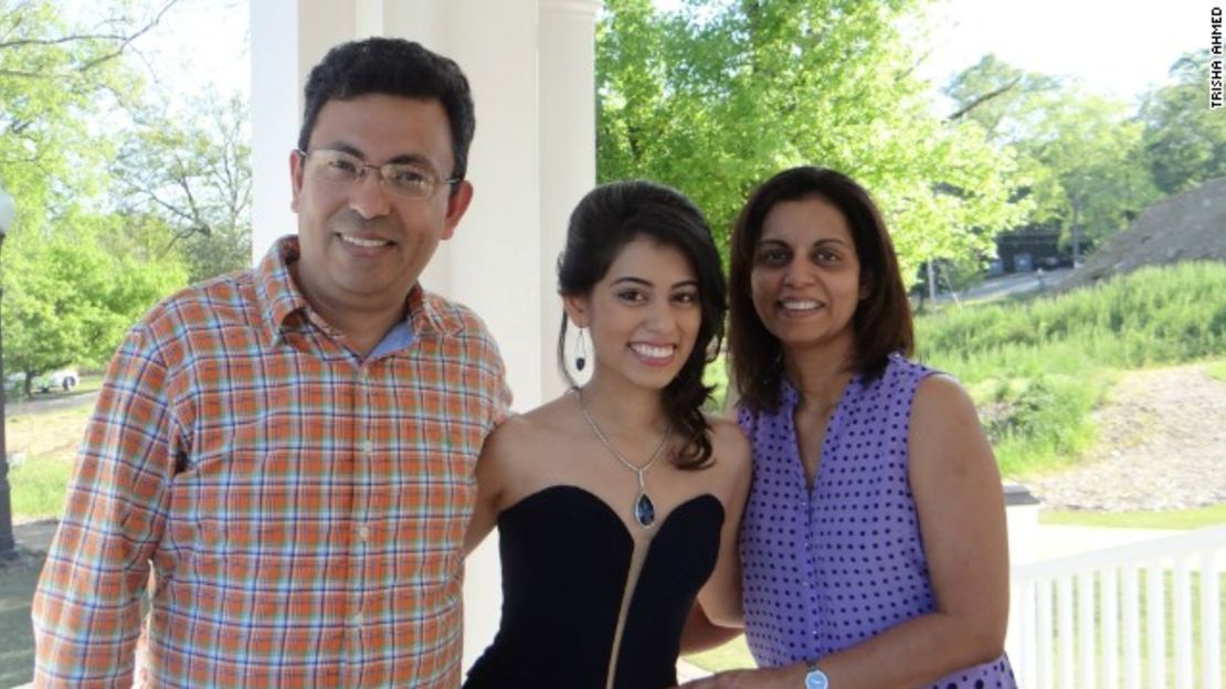 Avijit Roy aparece aquí con su hija Trisha Ahmed y con su esposa Rafida Ahmed Banya.