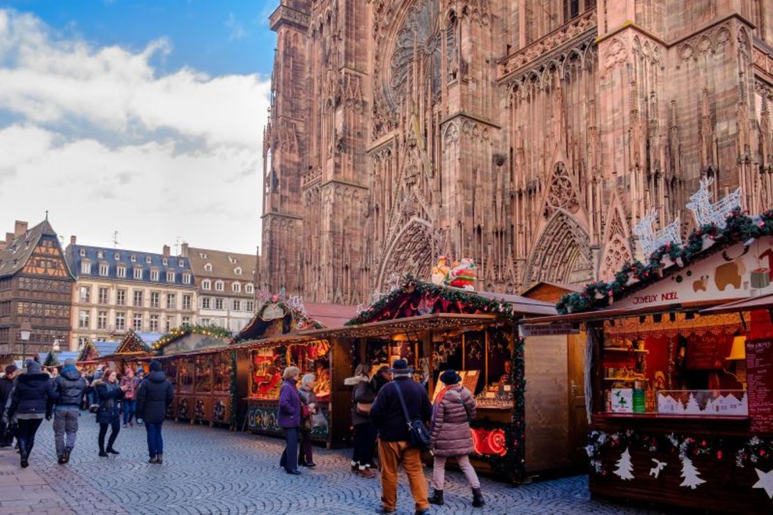 La gente pasea entre los puestos del mercado navideño de la plaza de la Catedral de Estrasburgo (Francia). Este año, el mercado abre sus puertas el 27 de noviembre.