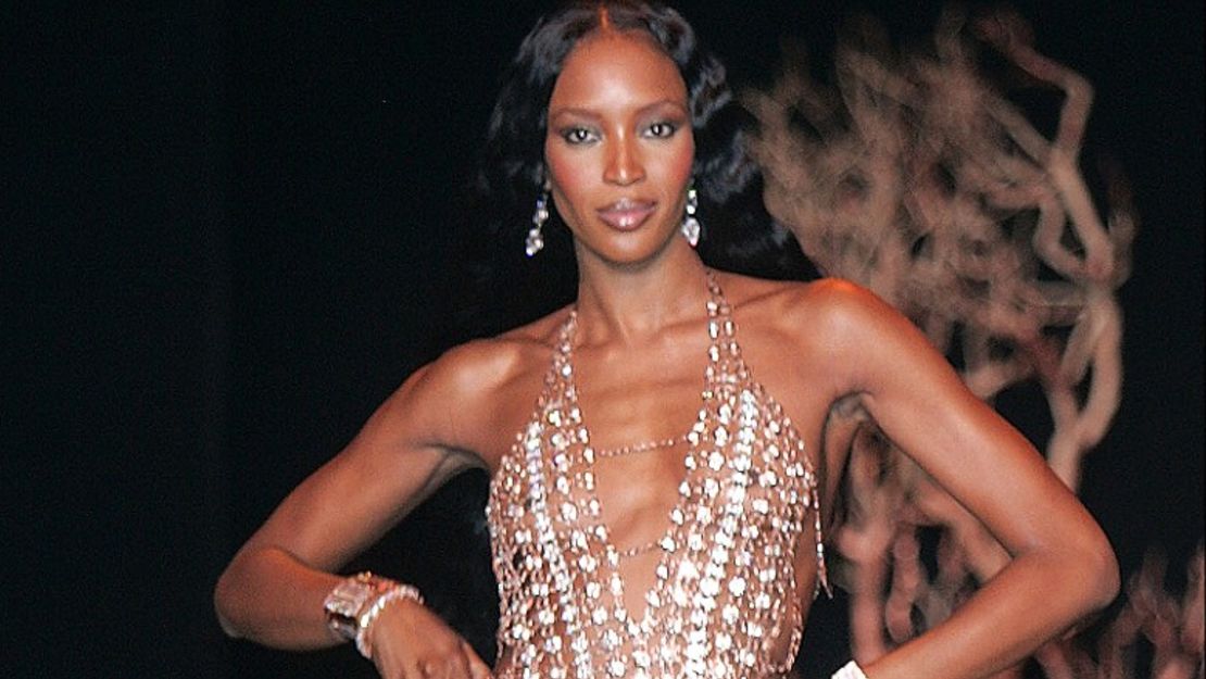 La modelo Naomi Campbell camina por la pasarela para el desfile de Chris Aire.