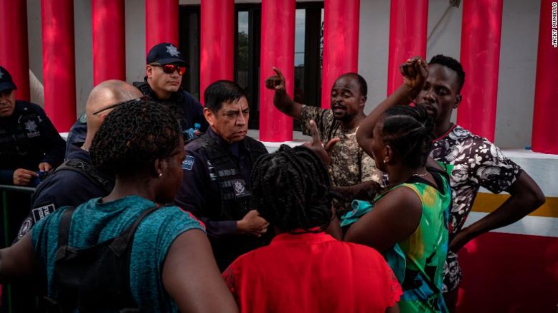 Migrantes africanos discuten con la policía que vigila la Estación Migratoria Siglo XXI, en Tapachula, México. Los migrantes, algunos de los cuales hablan inglés, francés y/o portugués, están frustrados por la falta de ayuda que han recibido para comprender cómo avanzar legalmente y salir de México.