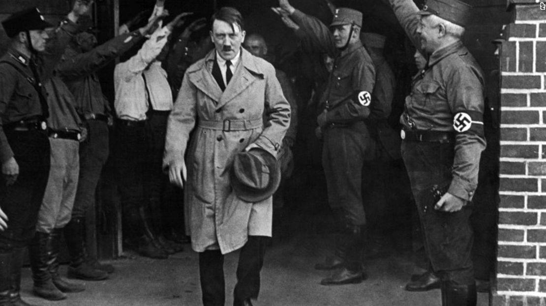 Hitler, entonces líder de los nacional Socialistas, sale de la sede del partido en Múnich en diciembre de 1931.