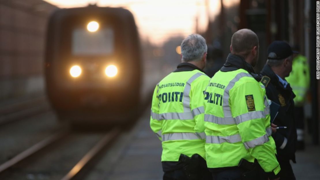 CNNE a89da140 - 160115150553-denmark-police-train-refugees-exlarge-169