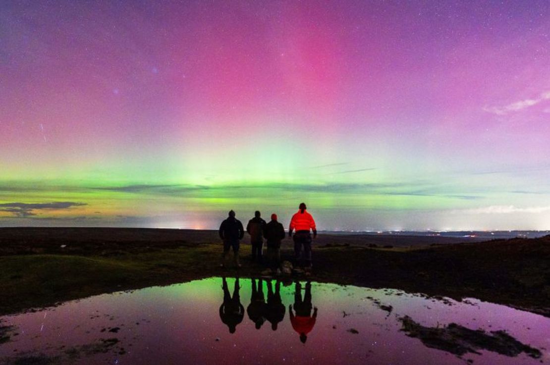 La gente observa la aurora boreal en Durham, Inglaterra, el lunes.