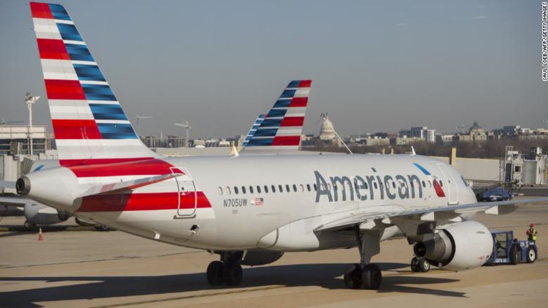 Avión de American, una de las aerolíneas cuyo gerente ha dado a entender que los precios de los pasajes subirán pronto.