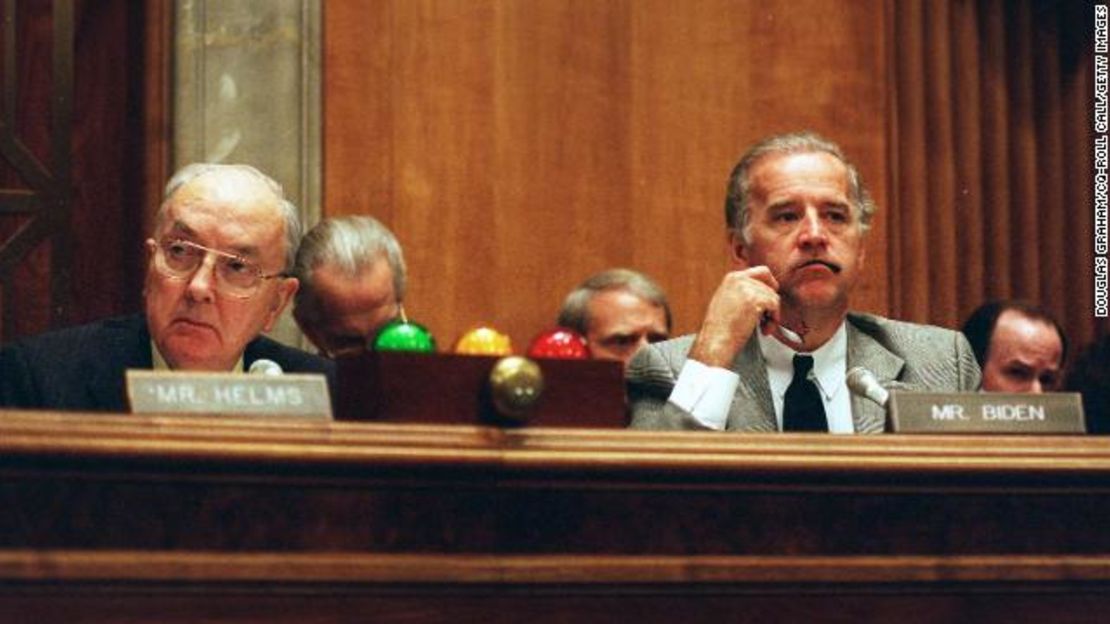 El presidente del Senado Jesse Helms y Biden, el miembro de mayor rango, escuchan durante la Comisión de Relaciones Exteriores del Senado sobre la expansión de la OTAN en 1998.