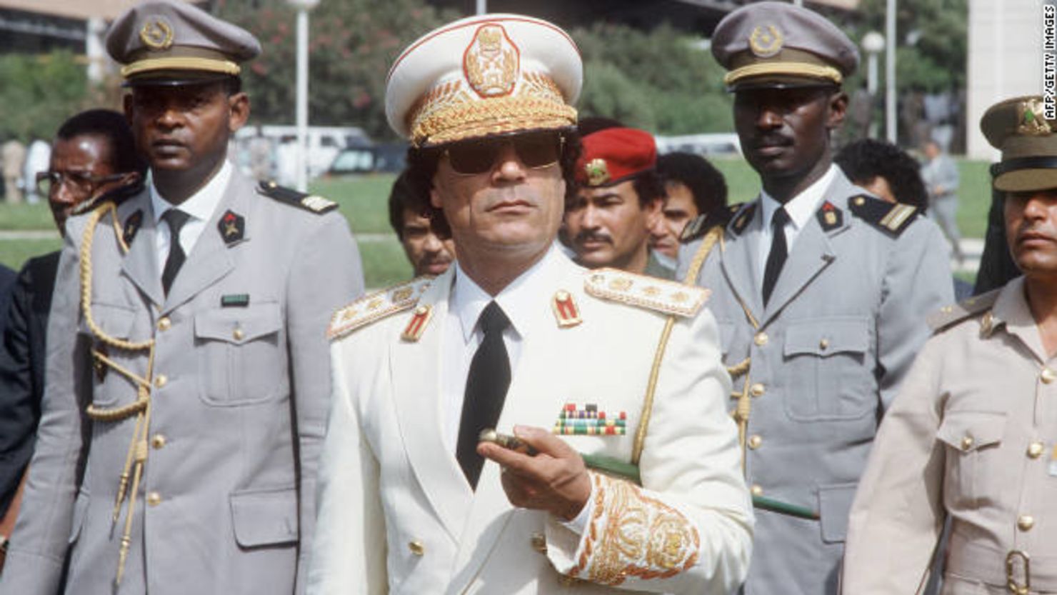 Gadhafi pasa revista a las tropas en Dakar a su llegada a Senegal el 3 de diciembre de 1985.