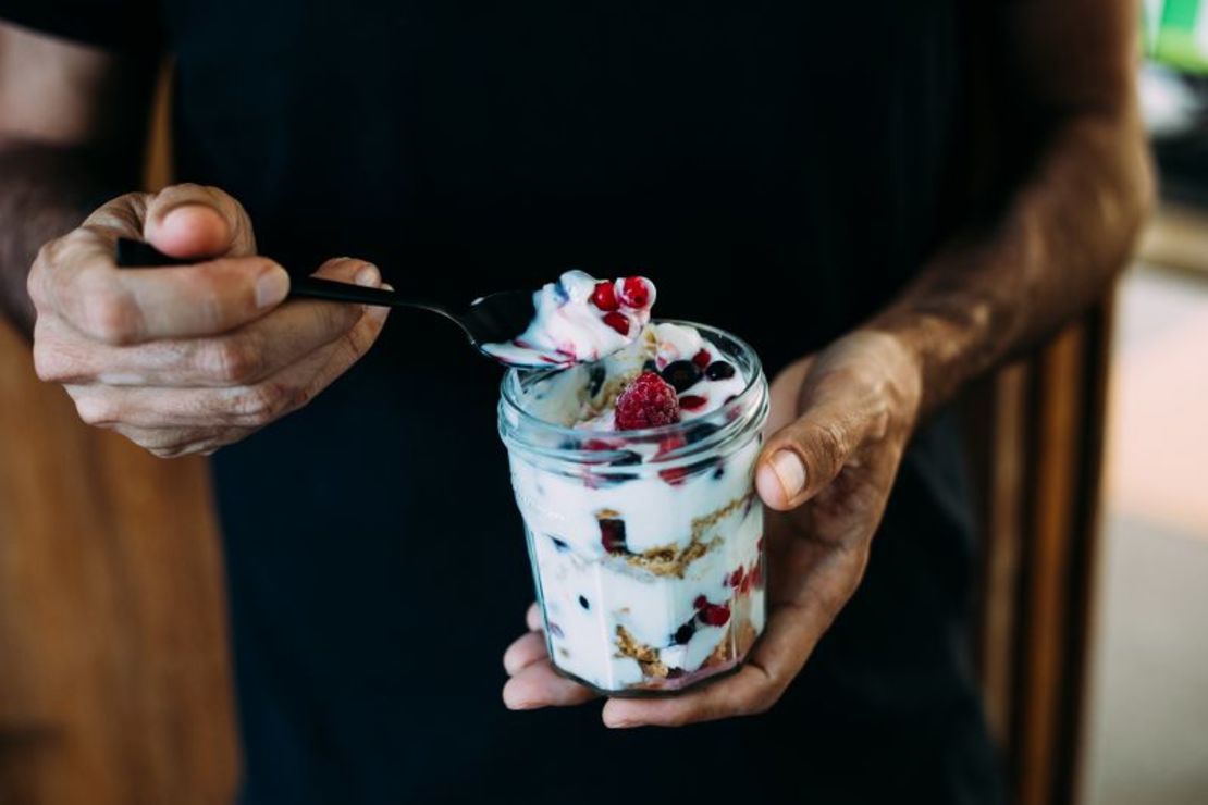 El yogur puede ser un complemento rico en nutrientes para una dieta saludable. Basak Gurbuz Derma/Momento RF/Getty Images