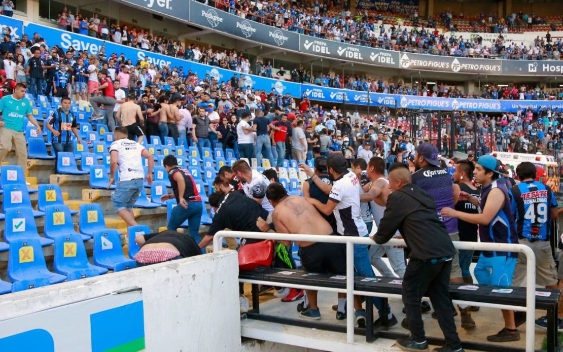 Simpatizantes del Atlas y del Querétaro se enfrentan durante un partido en el estadio Corregidora en Querétaro, México, el 5 de marzo de 2022.