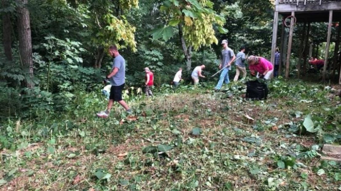 Vecinos y desconocidos fueron a limpiar el patio de Ragland.