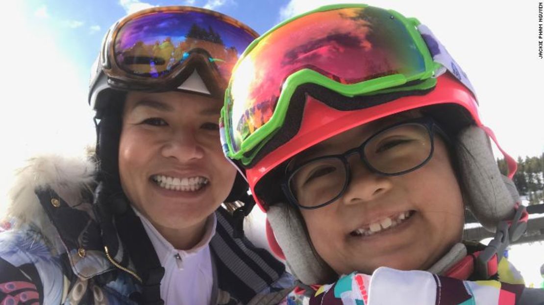 Olivia Nguyen (a la derecha), de 11 años, esquiando con su madre, Jackie Nguyen.