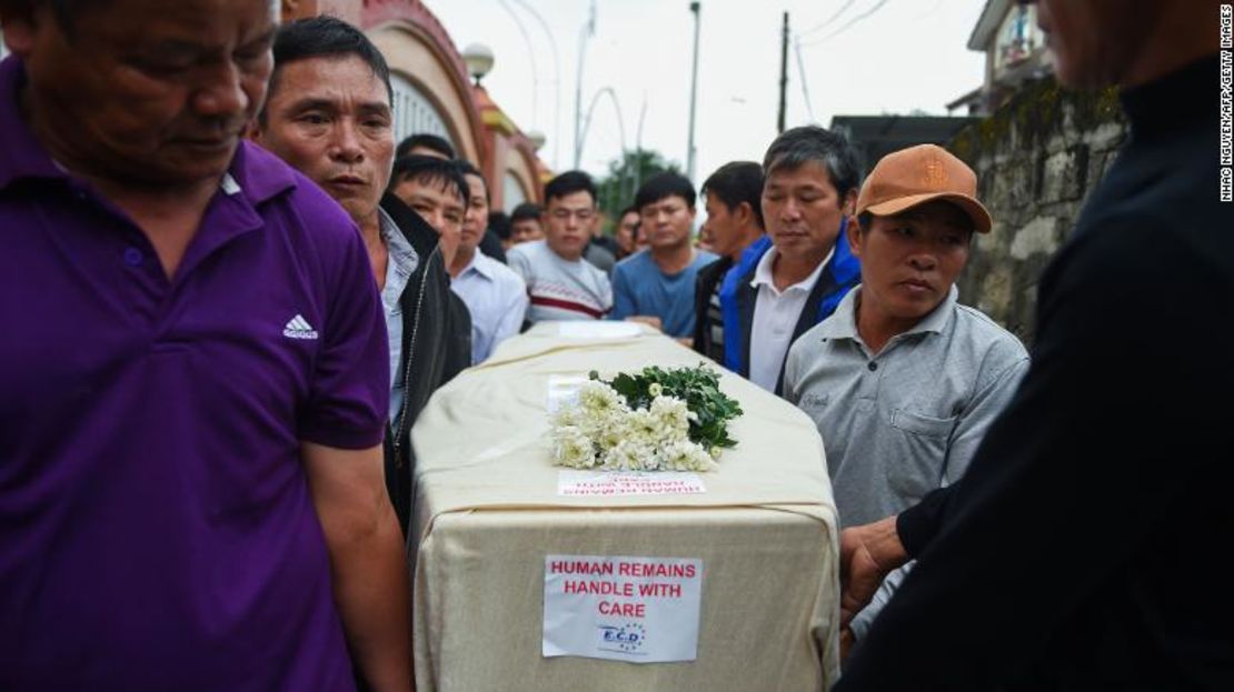 Familiares cargan el ataúd del migrante Nguyen Van Hung tras llegar a Hanoi el 27 de noviembre de 2019.