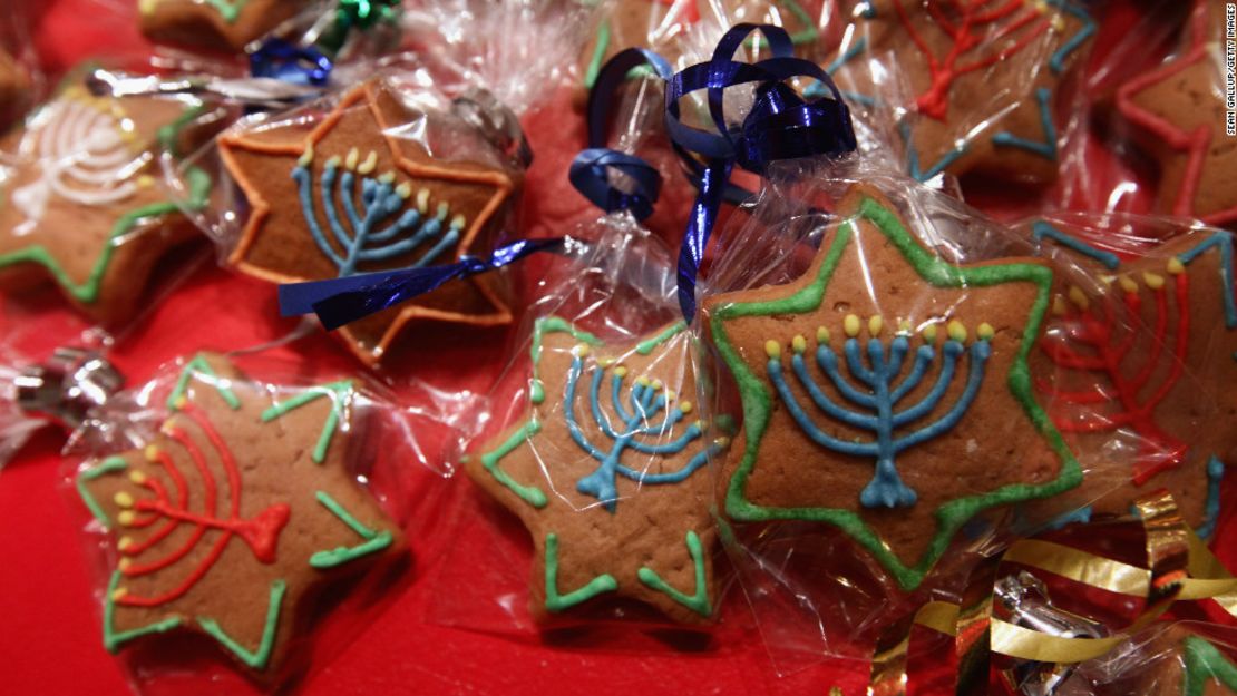 Galletas de jengibre con la forma de la estrella de David y un candelabro de Janucá.