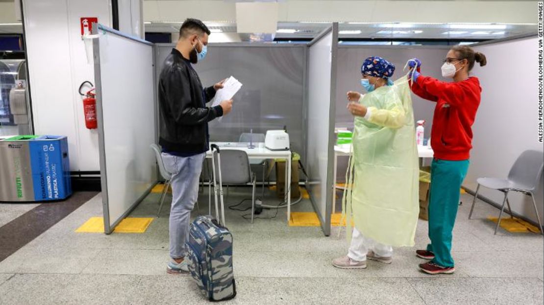 Un pasajero espera para realizarse la prueba rápida de covid-19 en el aeropuerto Fiumicino de Roma, el 25 de septiembre.