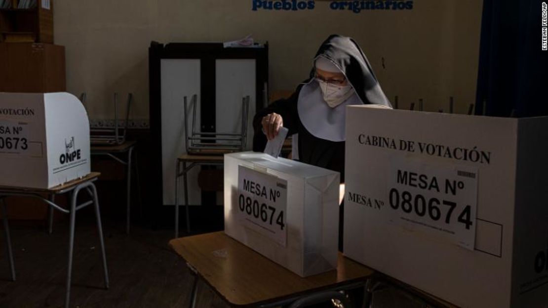 Una monja peruana que vive en Chile emite su voto.