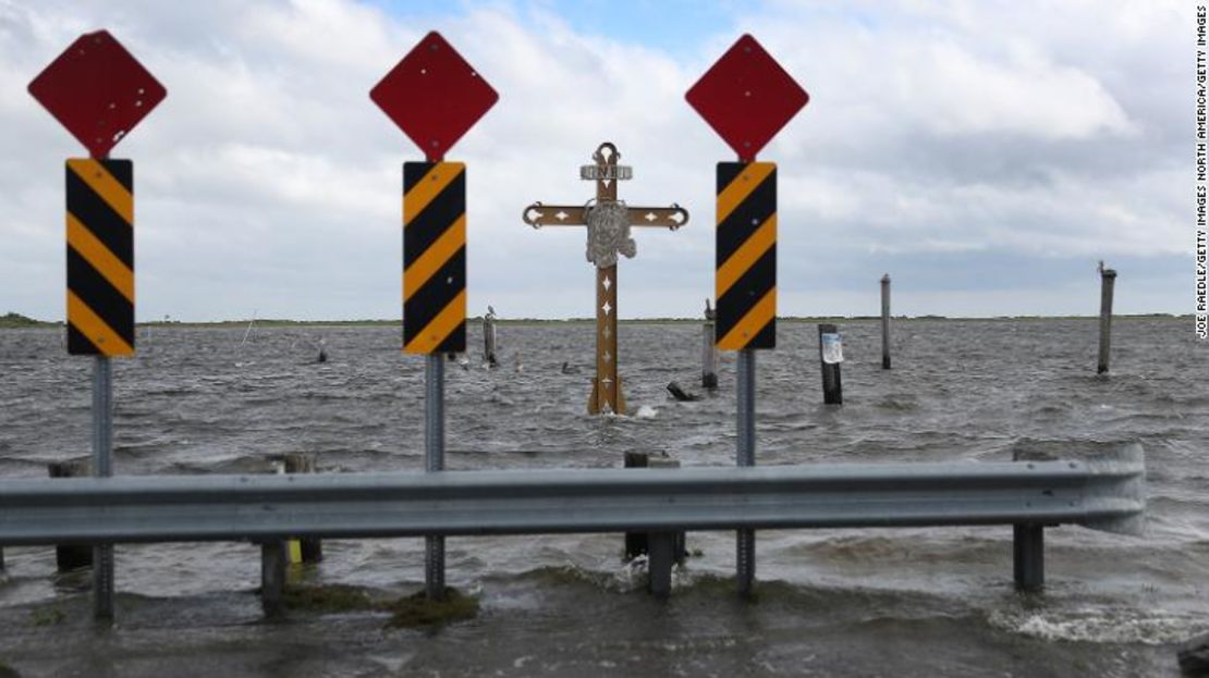 Cruz en honor a las víctimas del huracán Katrina en el río Mississippi antes de la llegada del huracán Sally.