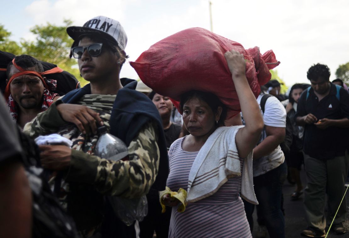 Un grupo de migrantes se desplaza hacia los Estados Unidos con la esperanza de una vida mejor o para escapar de la violencia, camina entre Ciudad Hidalgo y Tapachula en México.