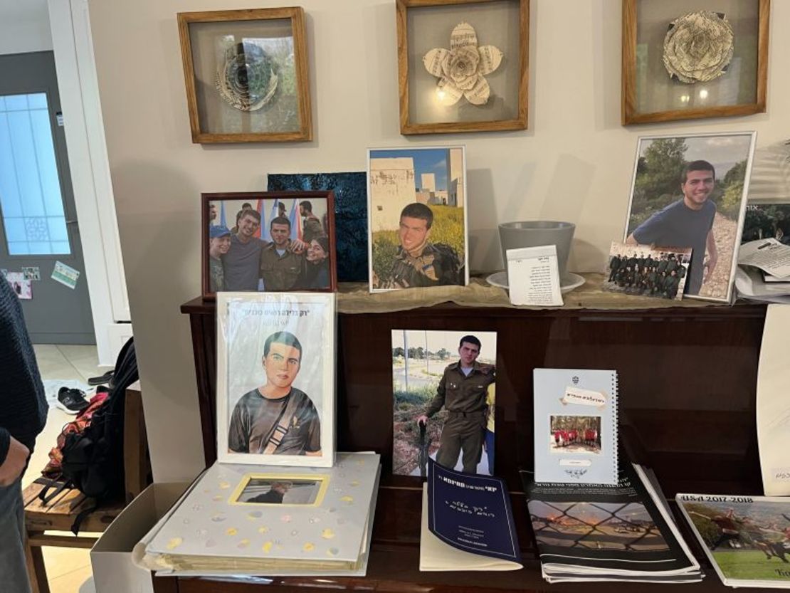 En la casa de Elana se ven fotografías de Yannai Kaminka, quien murió en el ataque de Hamas del 7 de octubre.